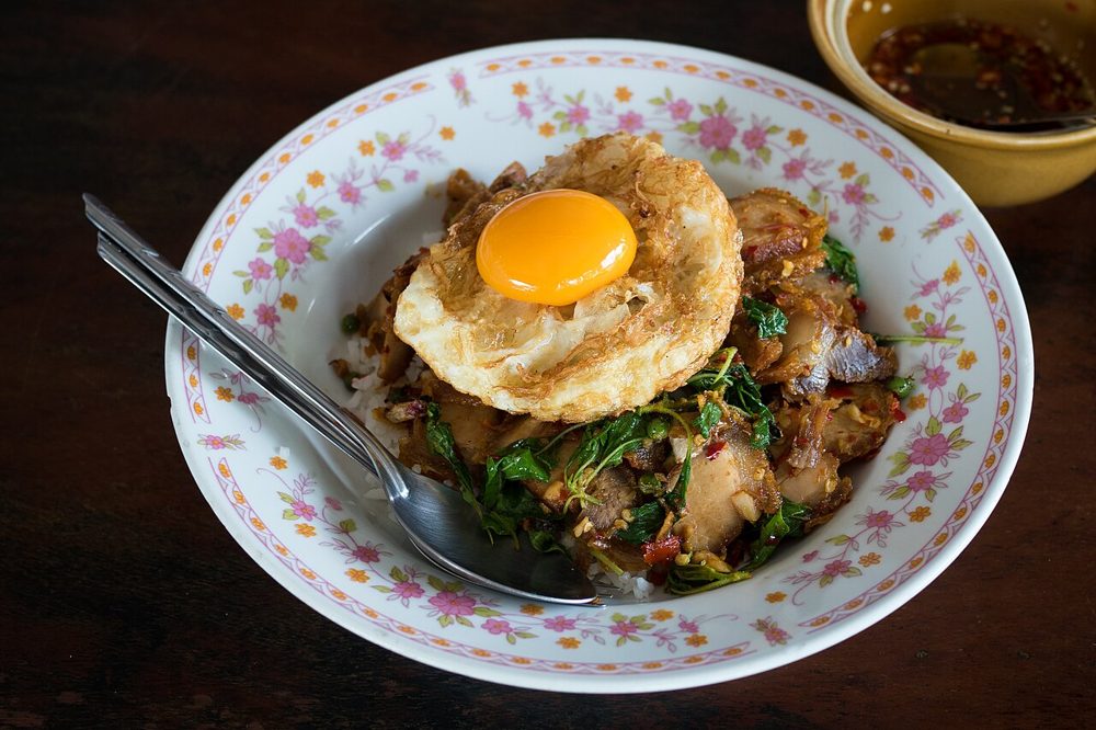 Pad Kra Pao mit Reis und Spiegelei