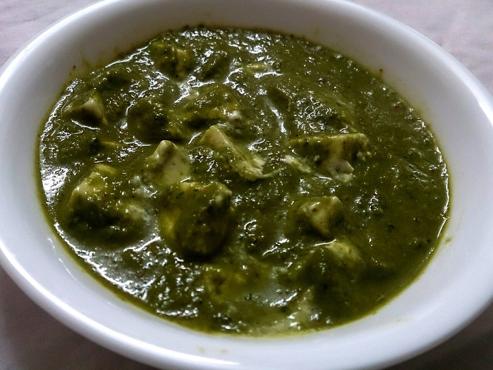 Palak Paneer in einer weißen Schale