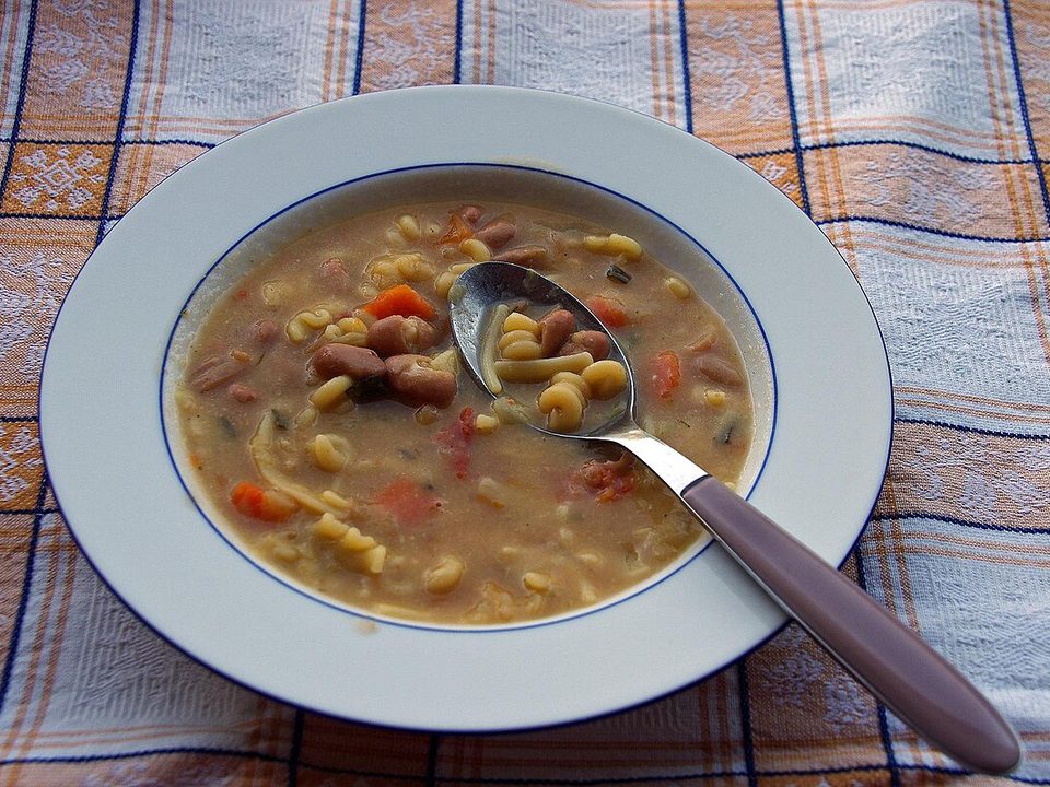 Schale dicke Bohnensuppe mit kleinen Nudeln, Olivenöl und Parmesan