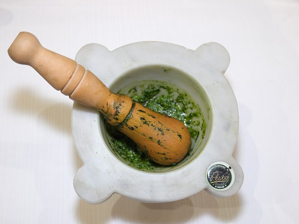 Mörser mit frisch zubereitetem grünen Pesto alla genovese
