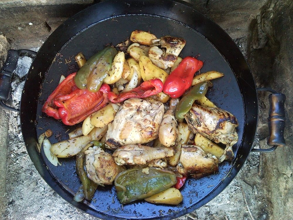 Hähnchen mit Paprika auf einer Pflugscheibe