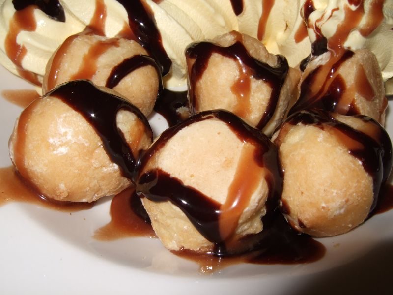 Profiteroles mit Schokoladen- und Karamellsoße