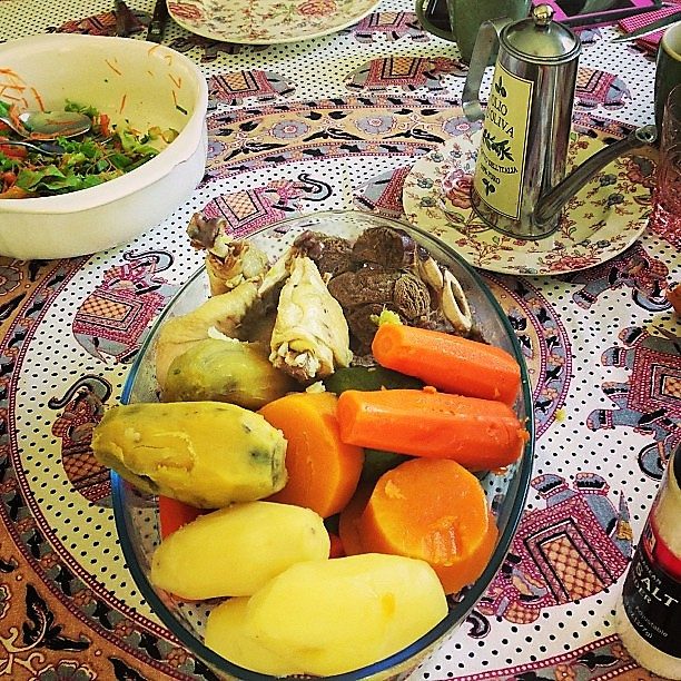 Platte mit gekochtem Gemüse, Mais und Fleisch