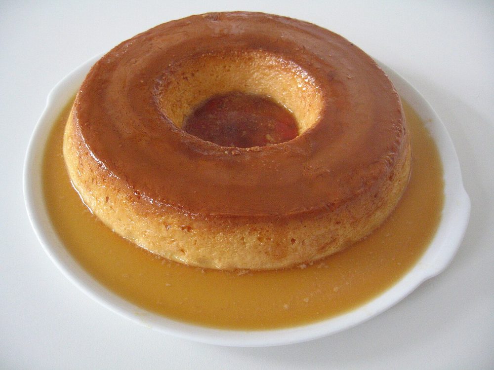 Gestürzter Pudim de leite als Kranz in Karamellsauce