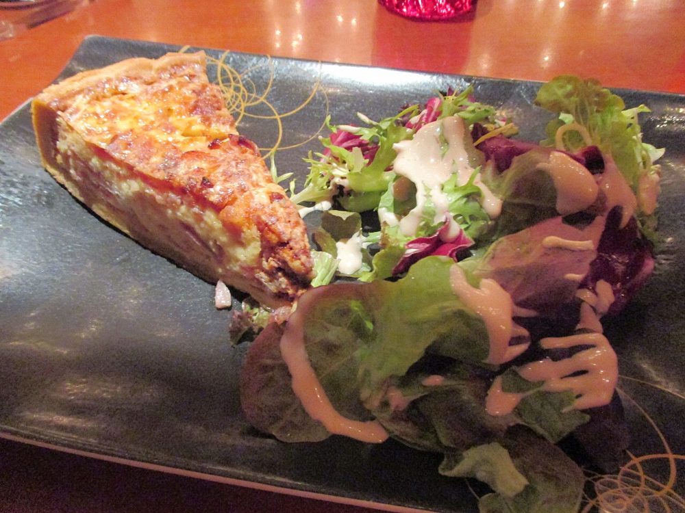 Stück Quiche lorraine mit Salat