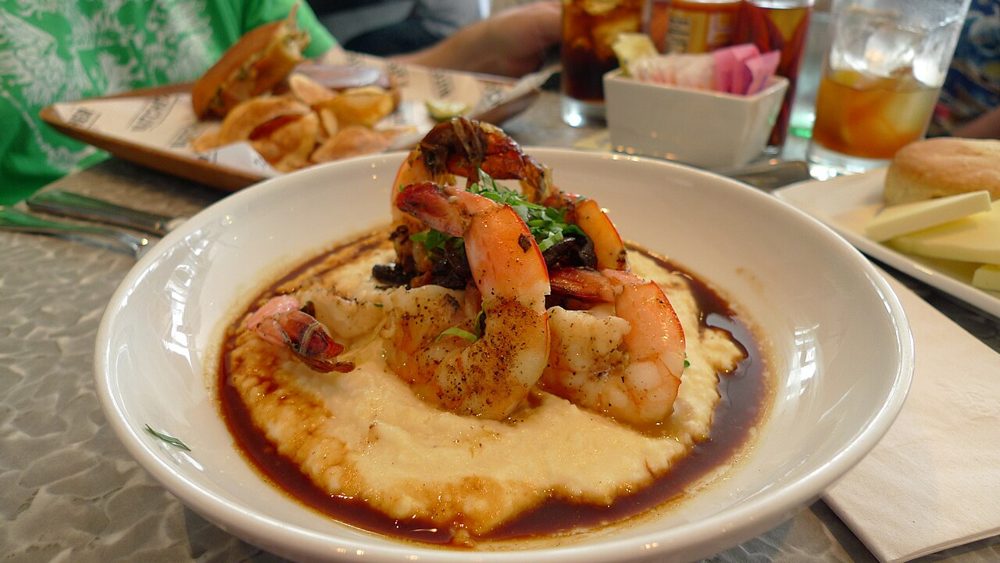 Shrimp and Grits in einer Schale mit Sauce