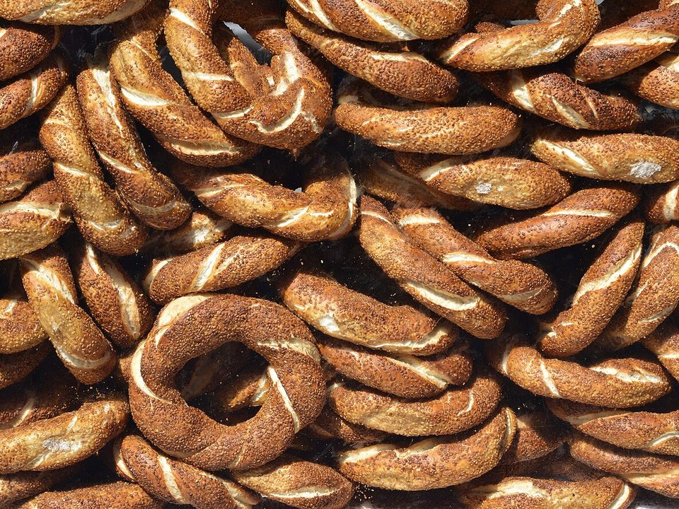 Mehrere knusprige Simit-Sesamringe übereinander gestapelt