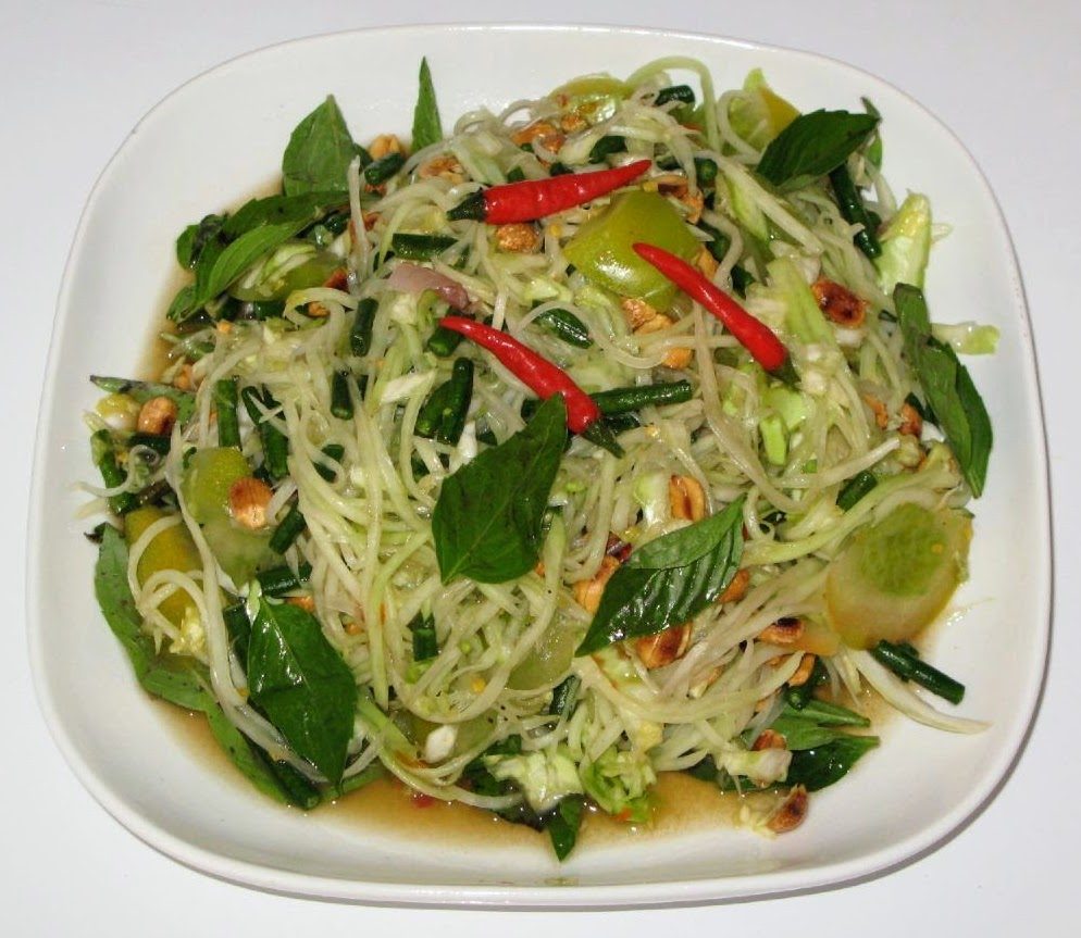 Som Tam mit Papayastreifen und Chili auf einem Teller