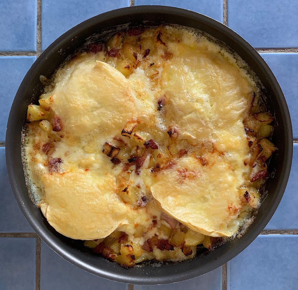 Tartiflette mit geschmolzenem Reblochon in der Form