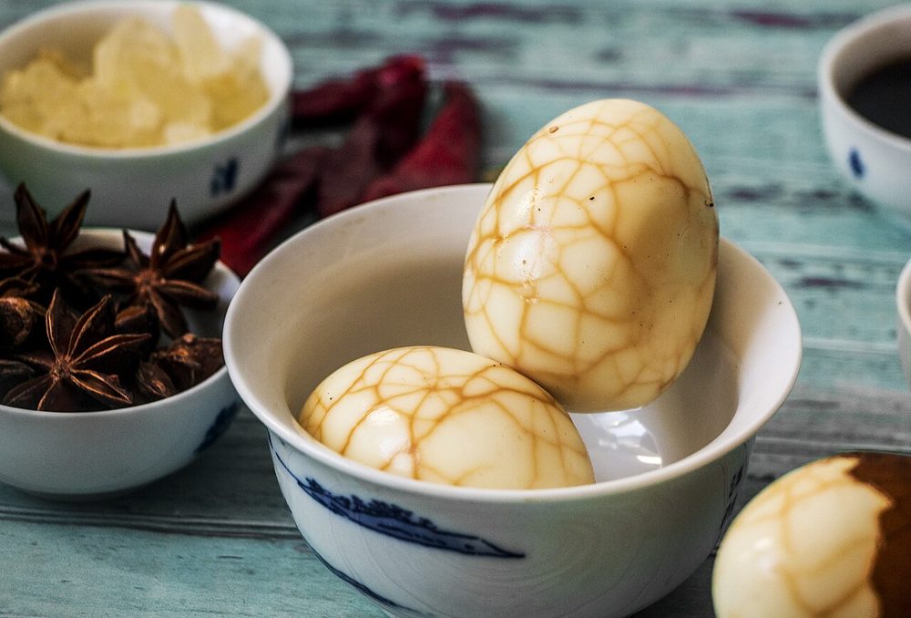 Marmorierte Tee-Eier in einer Schale mit Sternanis