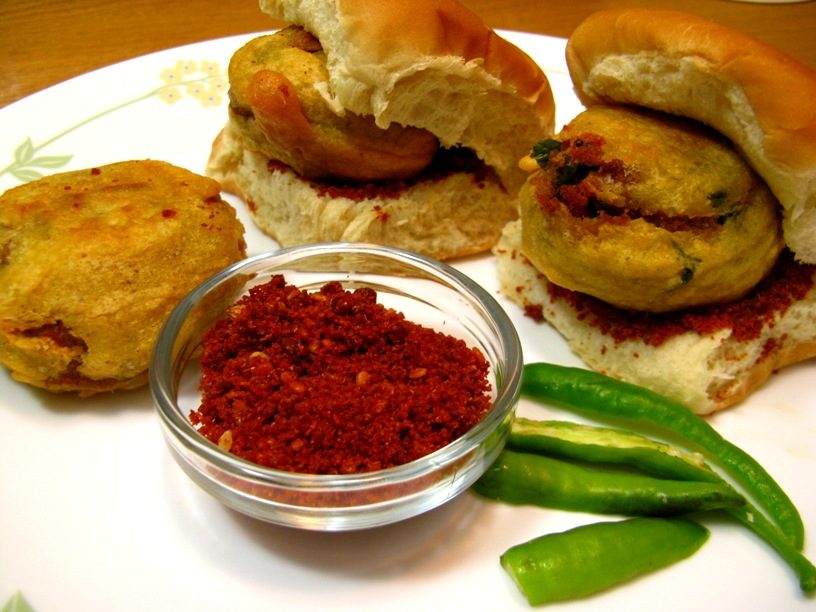 Vada Pav mit rotem Knoblauch-Chutney und grünen Chilis